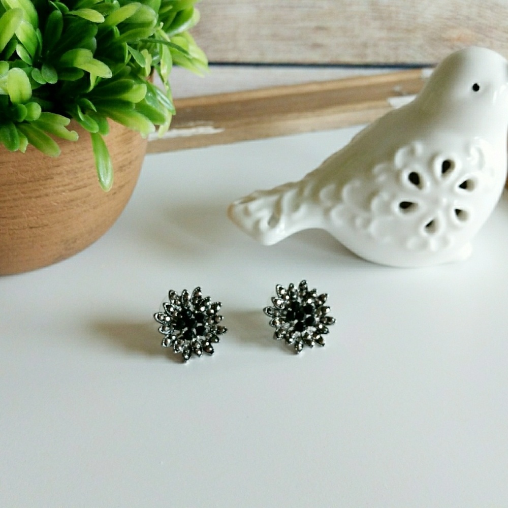 🌸Black Rhinestone Cluster Earrings🌸